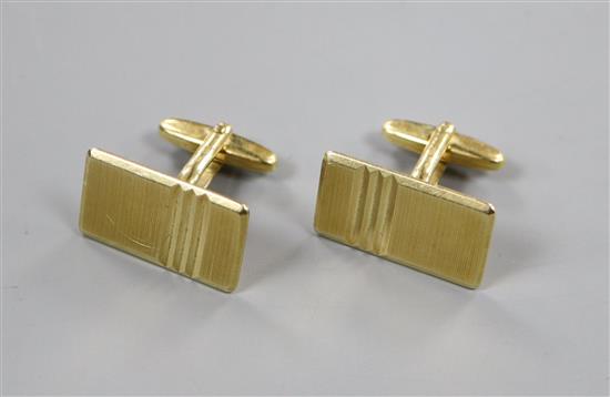 A pair of 585 yellow metal line-engraved cufflinks.